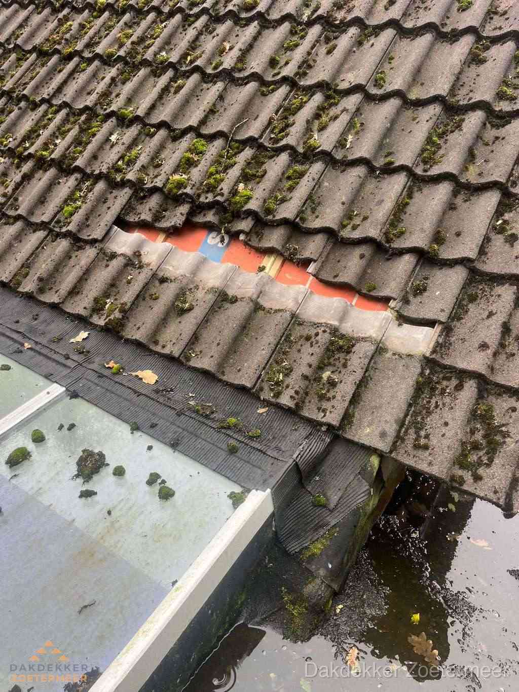 Beschadigd pannendak met ontbrekende dakpannen voor reparatie in Zoetermeer