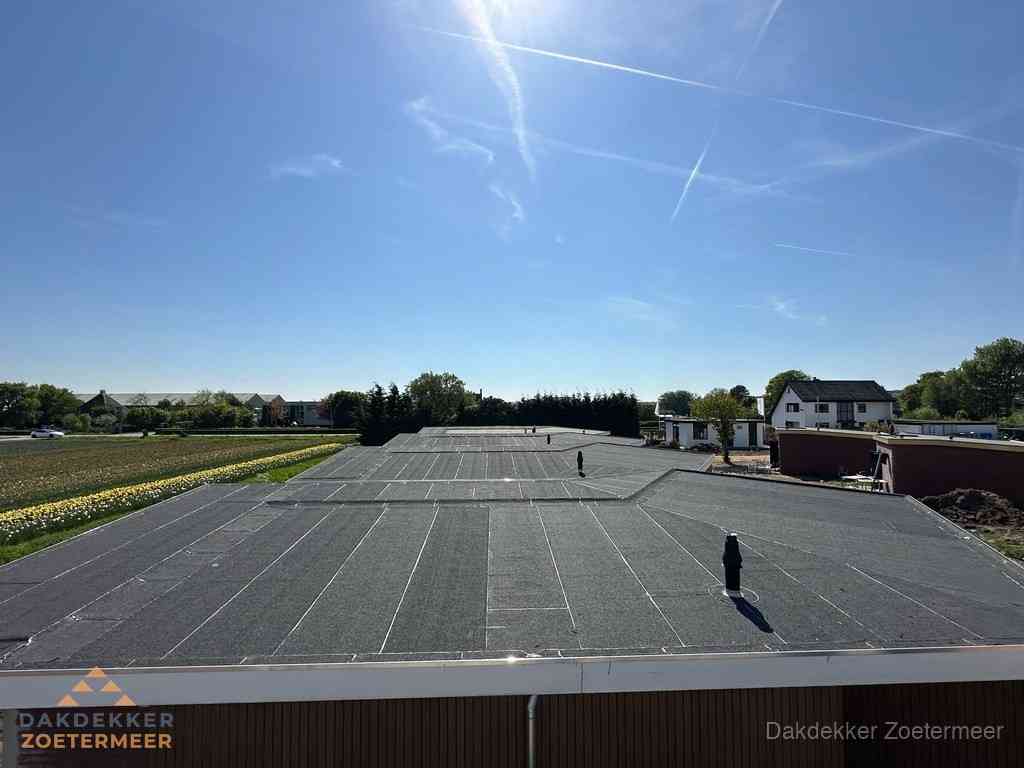Groot plat dak met bitumen dakbedekking op bedrijfspand in Zoetermeer