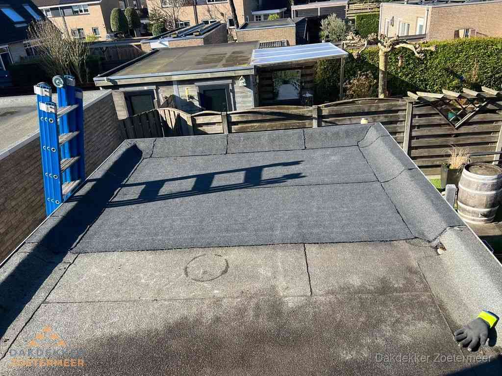 Dakdekker legt onderlaag op plat dak met houten constructie in Zoetermeer