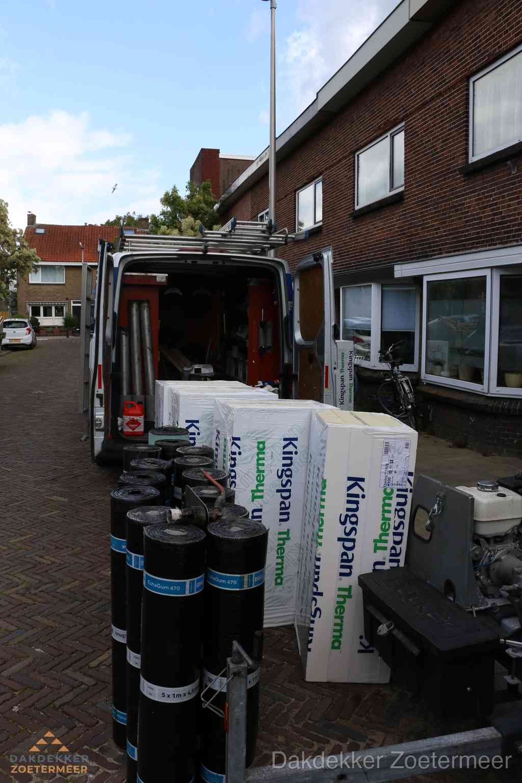 Plat dak met bitumen dakbedekking en brander in Zoetermeer
