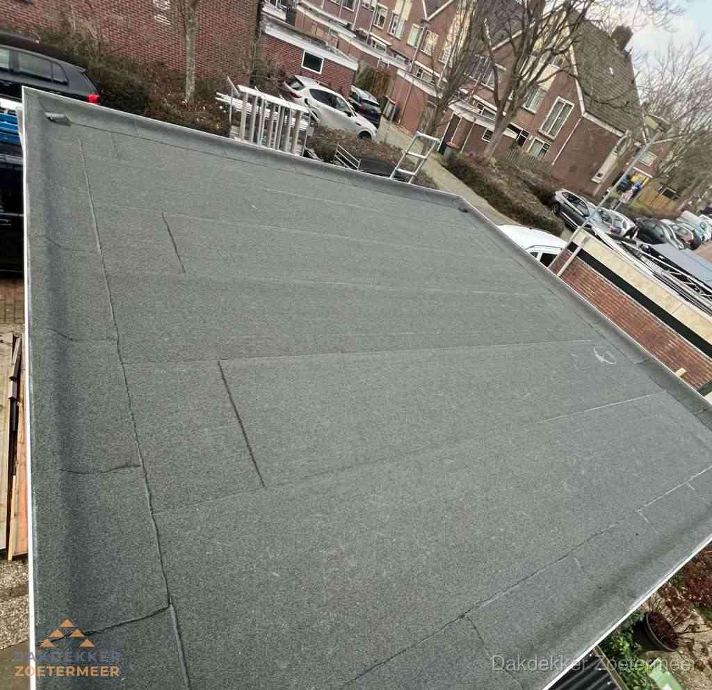 Nieuwe bitumen dakbedekking op plat dak van garage in Zoetermeer