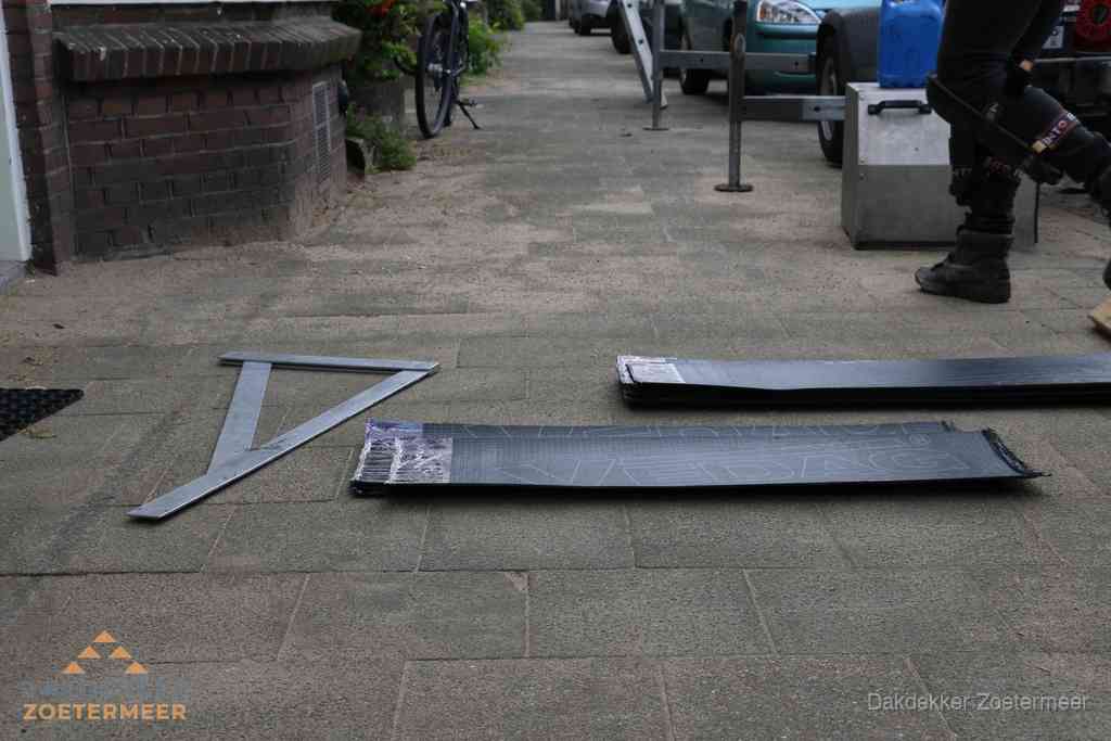 Dakbedekkingsmateriaal en zinkwerk klaargelegd voor reparatie in Zoetermeer