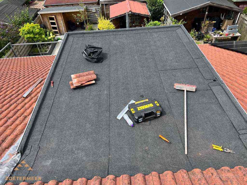Nieuw plat dak met bitumen dakbedekking in Zoetermeer
