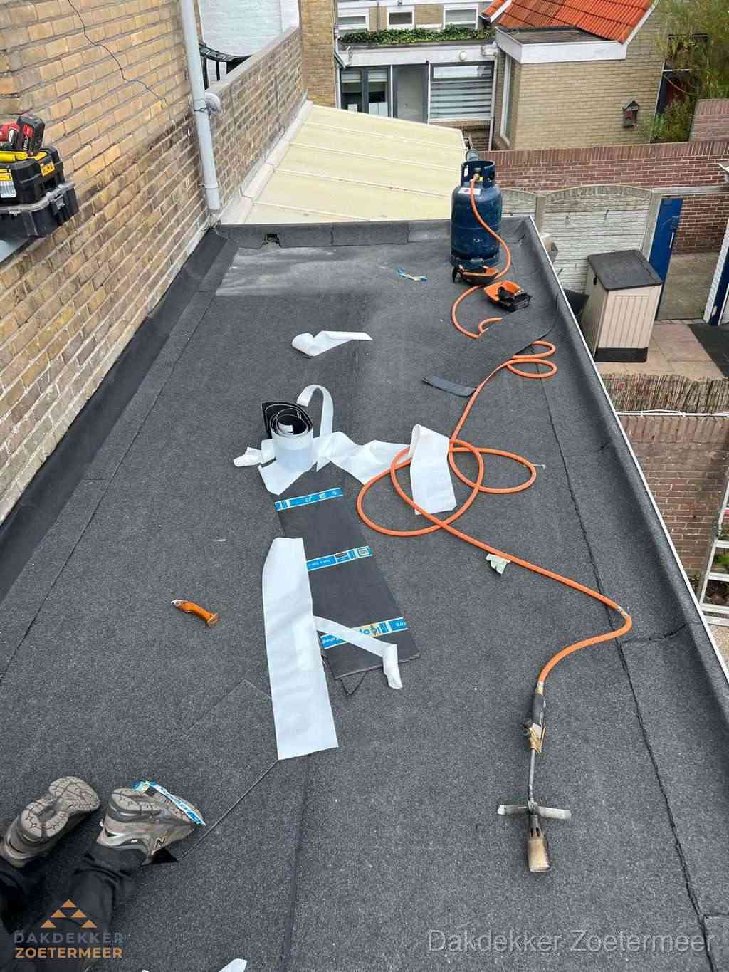 Dakdekker brengt EPDM dakbedekking aan op plat dak in Zoetermeer