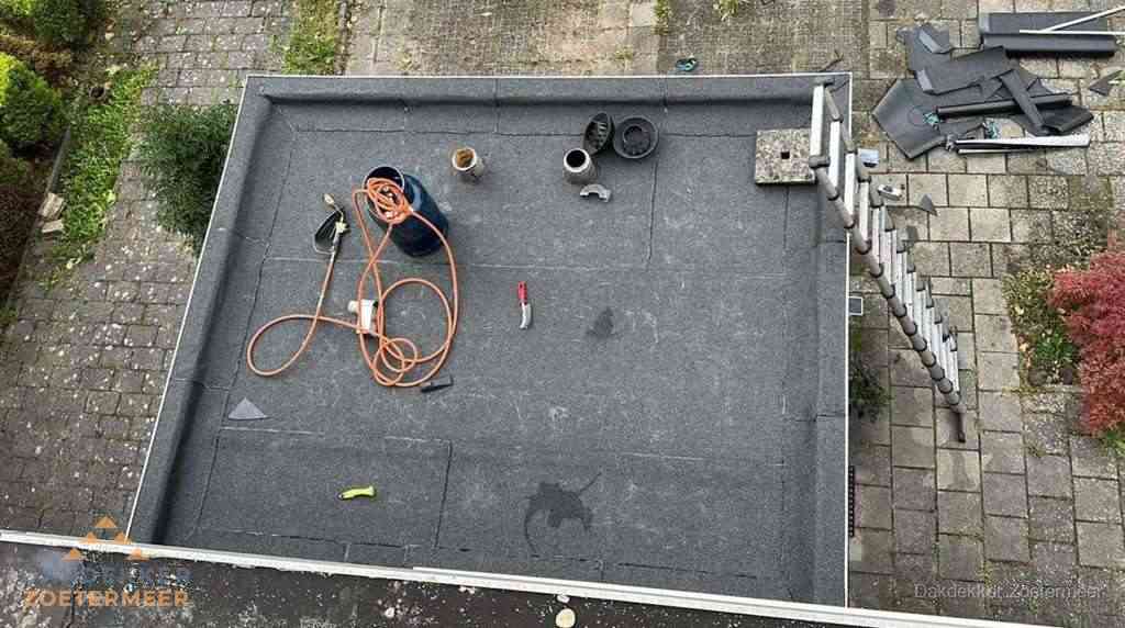 Plat dak met nieuwe bitumen bedekking in Zoetermeer