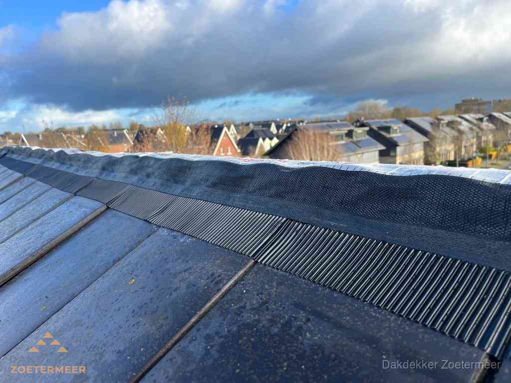 Dakisolatie bij de nok met ventilatieprofiel op schuin dak in Zoetermeer