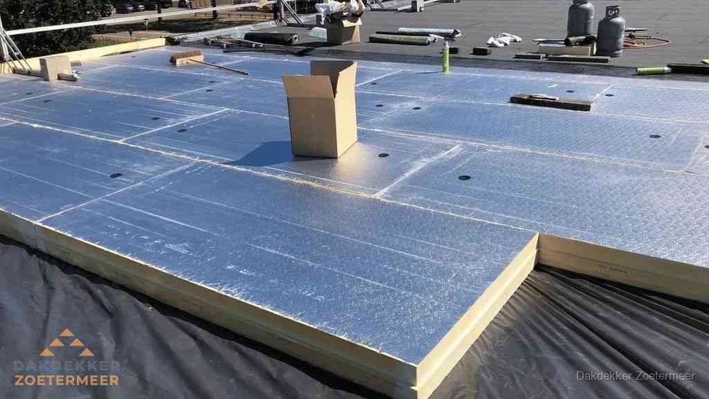 PIR isolatieplaten worden gelegd op plat dak voor dakisolatie in Zoetermeer