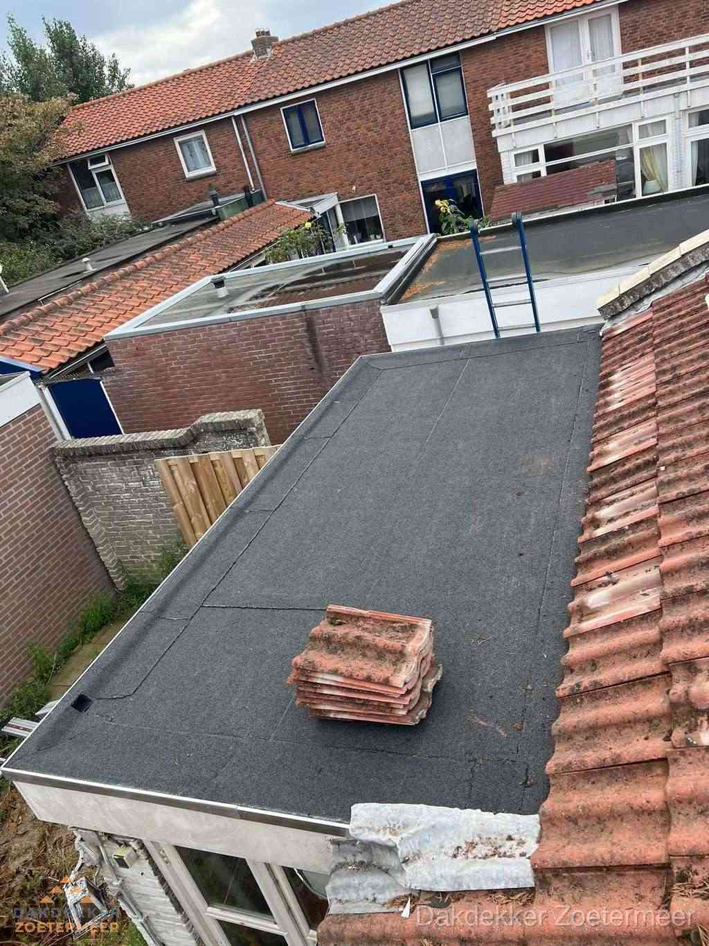 Aanbouw plat dak met reservepannen voor dakpannen vervangen in Zoetermeer