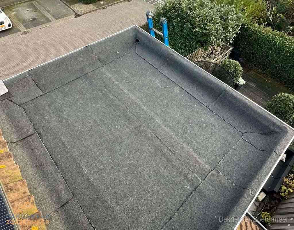 Gerenoveerd plat dak met nieuwe bitumen dakbedekking in Zoetermeer