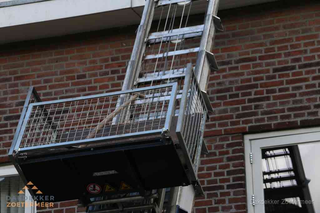 Ladderlift met dakpannen voor dakpan reparatie in Zoetermeer