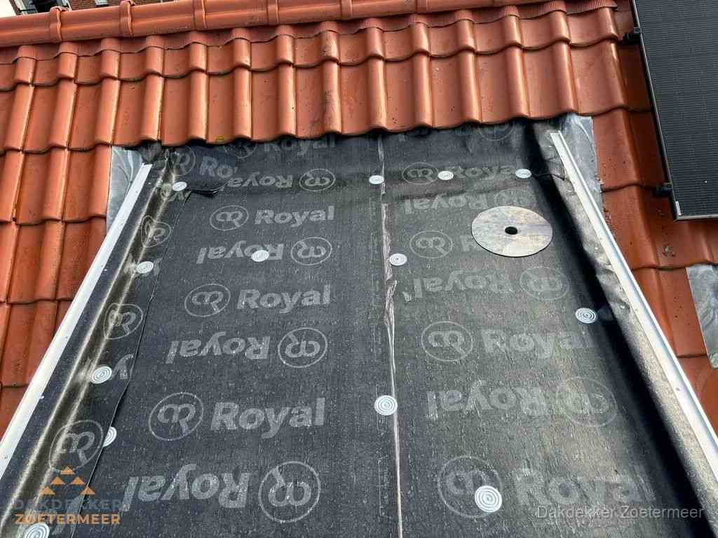 Nieuw dak met dakpannen en Royal onderlaag bij woning in Zoetermeer