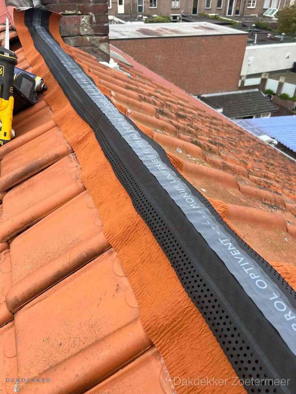 Plat dak aanbouw met bitumen naast schuin pannendak in Zoetermeer