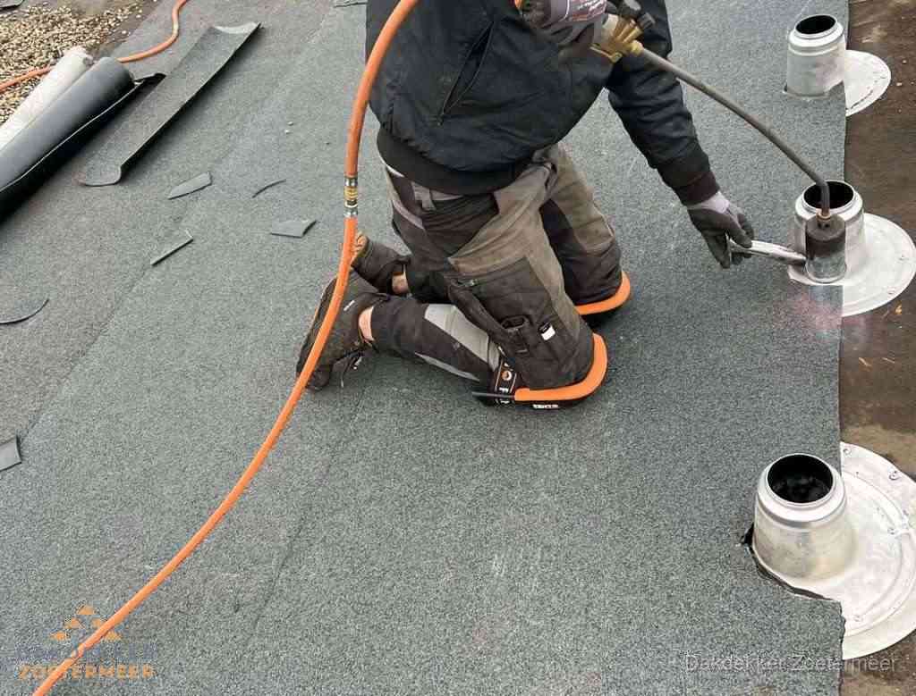 Gereedschap op nieuw plat dak na renovatie in Zoetermeer