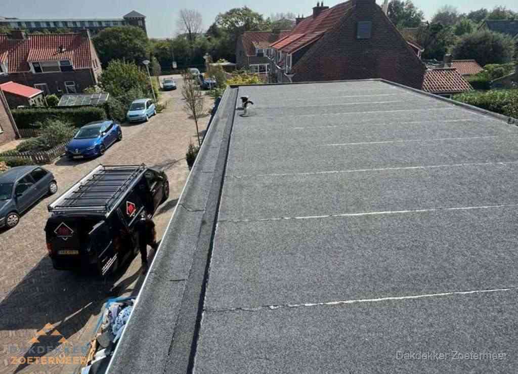Nieuw bitumen plat dak met uitzicht over landschap in Zoetermeer