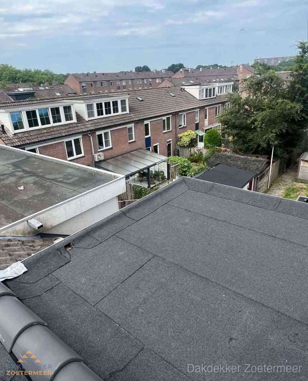 Vernieuwd plat dak met bitumen in woonwijk in Zoetermeer